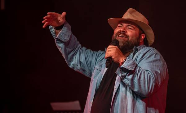Fue parte de un grupo icónico de folklore y emocionó a un estadio