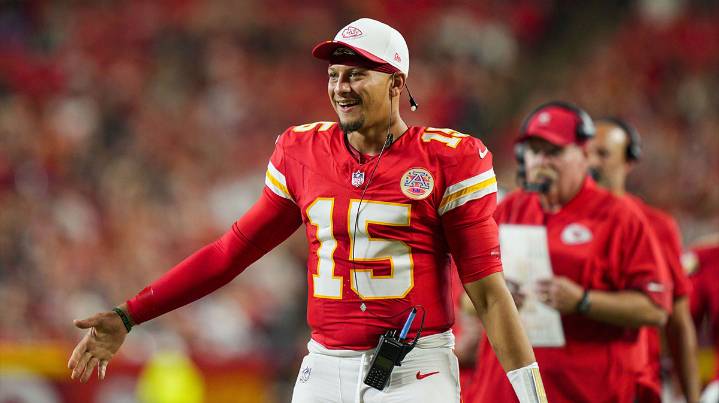 Patrick Mahomes’ appearance at Nebraska-Cincinnati game sparks Dylan Raiola jokes