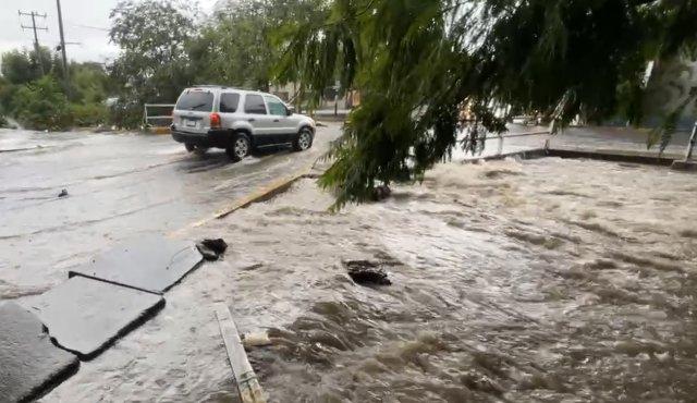 Tepic en caos por fuertes lluvias: se desborda el Canal del Sabino