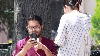 Adicción al celular lleva a las drogas; alerta sacerdote depresión en jóvenes