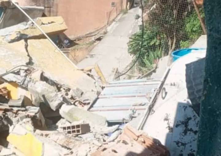 Colapso de vivienda multifamiliar afectó a otra casa en El Hatillo, Miranda
