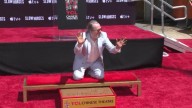 El actor Gary Oldman inmortaliza sus manos y sus pies en el Teatro Chino de Hollywood