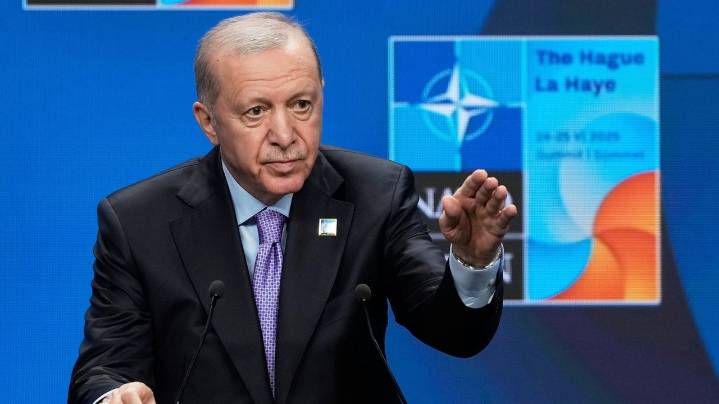 Turkish authorities detain Istanbul district mayor in sweeping crackdown on opposition