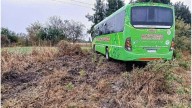 Un colectivo despistó en la Ruta 12 luego de chocar una rueda desprendida