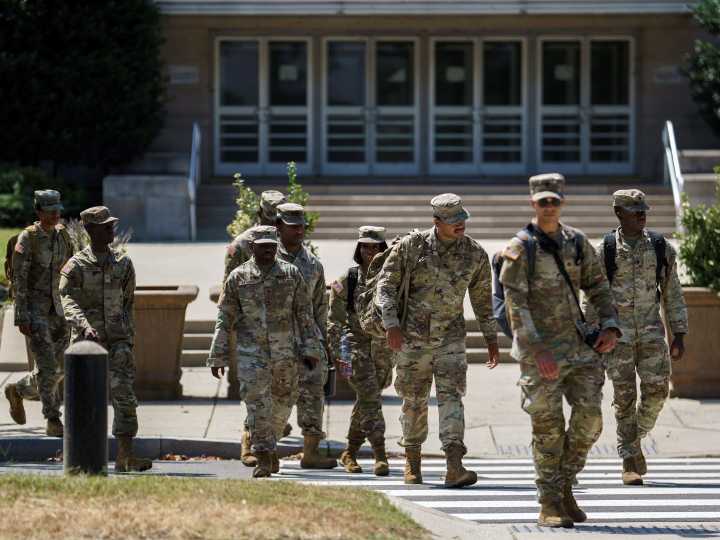 Orden de Donald Trump: la Guardia Nacional ya patrulla las calles de Washington para combatir “el baño de sangre” y sacar a los “sin techo” de la ciudad