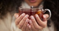 Ni jengibre ni tilo: la hierba "anti-insomnio" para agregarle al té todas las noches y dormir mucho más fácil, según expertos
