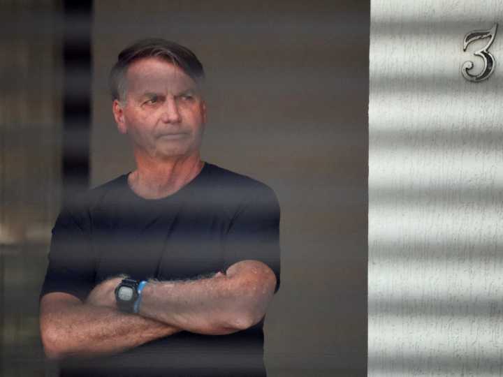 En Brasil, temen que Jair Bolsonaro se fugue y la fiscalía pide que le pongan más vigilancia