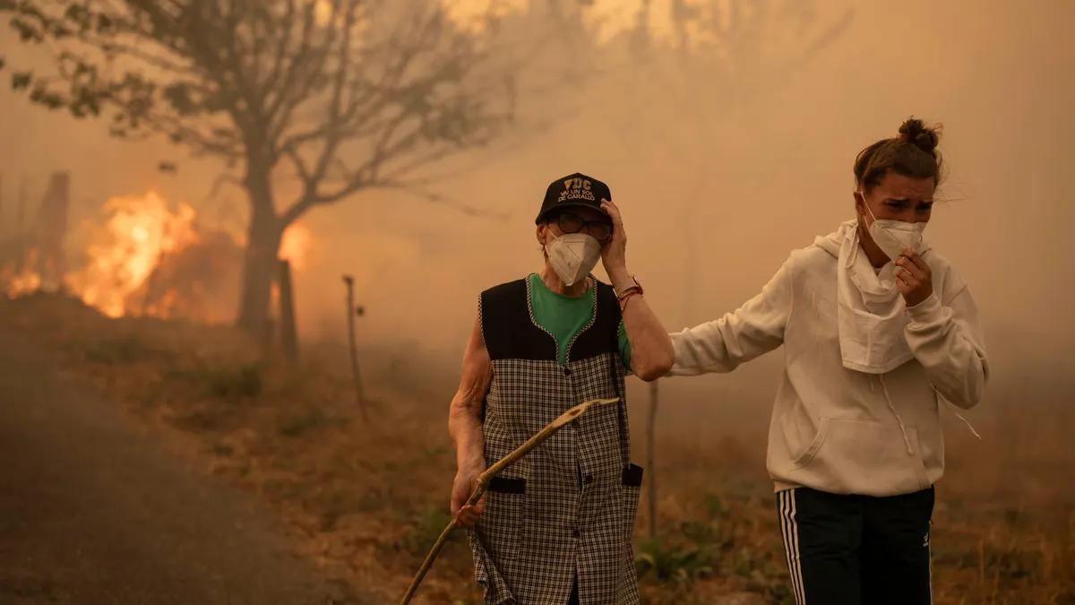 Última hora de los incendios en España, en directo: así está la situación actual en Galicia, Estremadura, Castilla y León, Asturias...