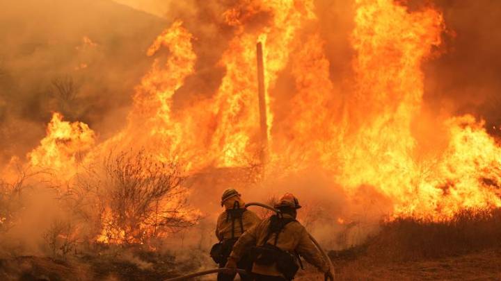Rapidly spreading brush fire prompts an evacuation order for thousands north of Los Angeles