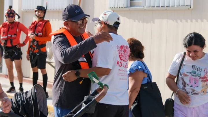 Capitanes rescatados en el Golfo de México se reencuentran con familiares