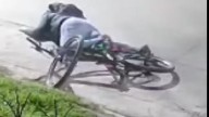 Esteban Echeverría: empujan al piso a una gendarme para robarle la bicicleta