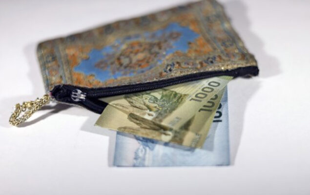 La mitad de las personas ocupadas en Chile ganó  $611 mil o menos en 2024, según encuesta Ine