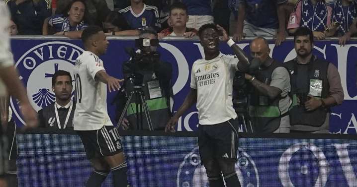 La intrahistoria del lío con Vinicius en Oviedo: pitos e insultos, le tiran una botella y el árbitro lo ignora