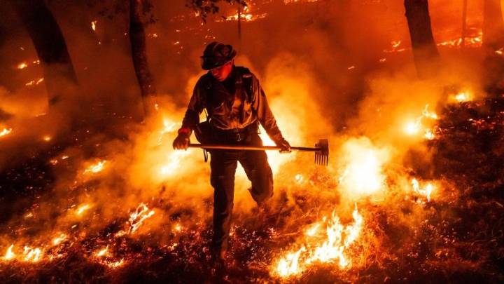 Incendio forestal en Oregón destruye casas y otro incendio afecta región vinícola de California