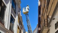 Los bomberos de Cáceres aseguran la cubierta de un edificio en Pintores