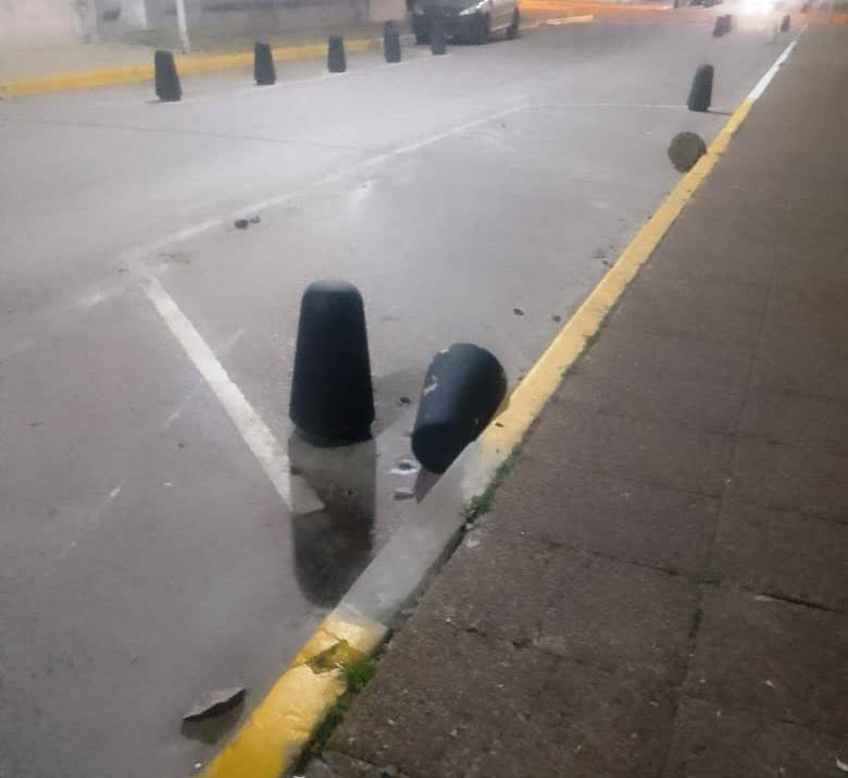 El Concejo le exige al Intendente que saque los bolardos y los macetones