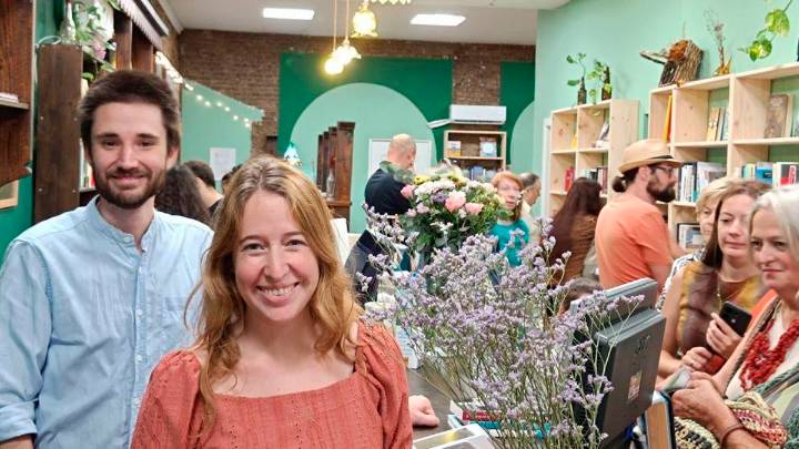 La nueva generación de libreros de Oviedo aprecia un resurgir literario en la ciudad: "Aún quedan idealistas"