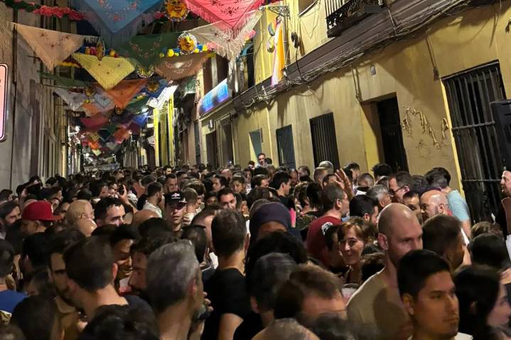 Madrid ya no se vacía en agosto: colas en el Museo del Prado, retenciones en la M-30, terrazas llenas y verbenas abarrotadas