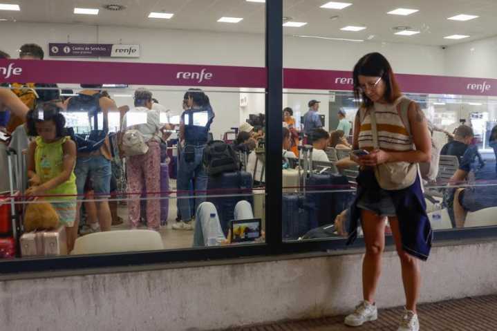 Interrumpida de nuevo la circulación de trenes entre Madrid y Galicia por la proximidad en Ourense