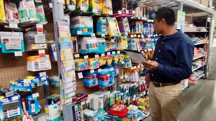 Papás recurren a tarjetas de crédito para costear el regreso a clases; gastan más de 10 mil pesos por niño