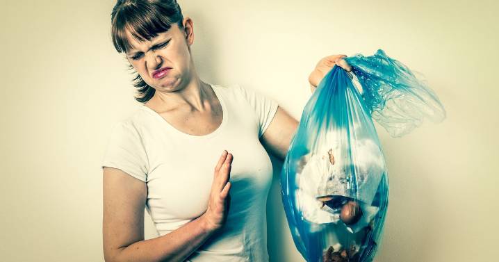 Kitchen bins won't smell in warm weather if you sprinkle 1 thing in the bottom