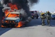 Se incendia camioneta en el eje vial Juan Gabriel