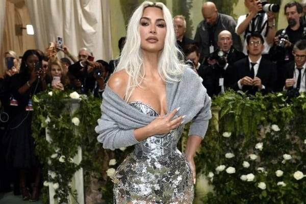 Viaja Kim Kardashian a México por salud