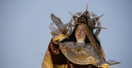 Santa Teresa vuelve a procesionar por las calles de Alba de Tormes de regreso al convento de La Anunciación