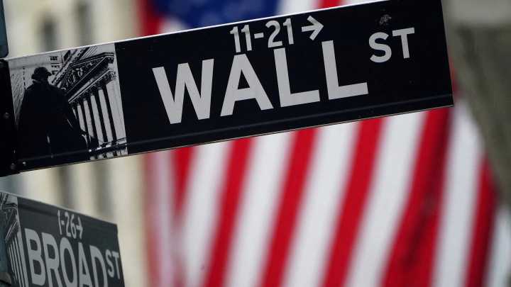Apple notches best week in years; Trump shakes Fed leadership