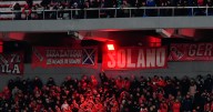 “Buscan venganza”: hinchas de la U liberados en Argentina agreden a la policía y a fanáticos de Independiente