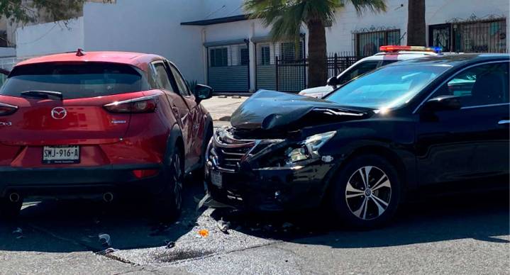 Chocan vehículos en el centro de Hermosillo por no respetar el alto