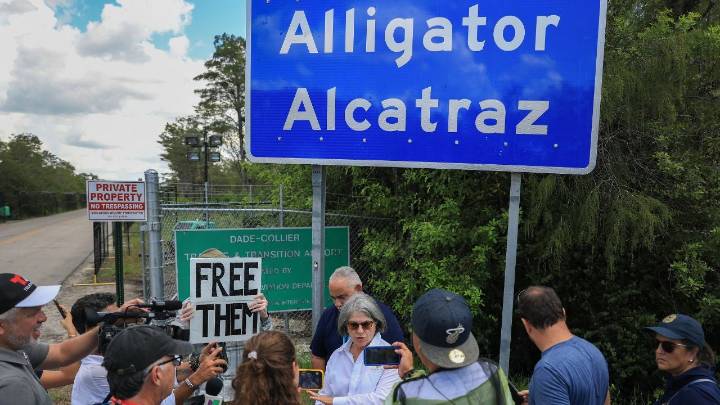 "Una victoria histórica": juez federal ordena el cierre del polémico centro de detención de migrantes Alligator Alcatraz en Florida