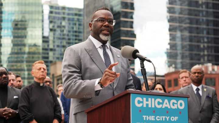 Chicago mayor defies Trump's immigration crackdown plan