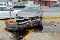 Dejó carambola en el centro de Ensenada dos personas lesionadas