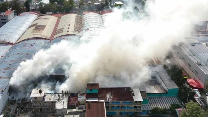 VIDEOS: Se registra incendio en una fábrica de colchones en Iztacalco