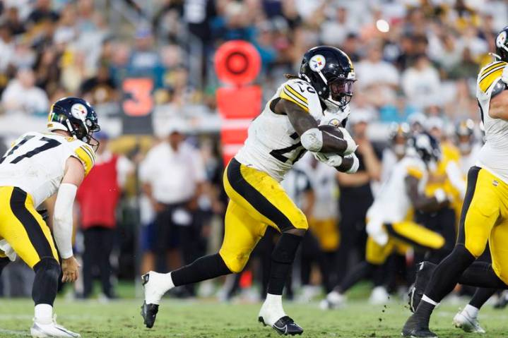 Steelers add S Chuck Clark, G Max Scharping to active roster