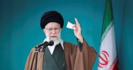 Líder supremo de Irán descarta negociaciones con EE.UU. y señala que su país “nunca será sometido”