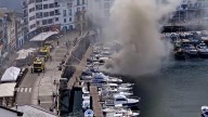 Susto en Luarca: evacúan las terrazas el puerto tras incendiarse una embarcación que estaba atracada en el pantalán deportivo