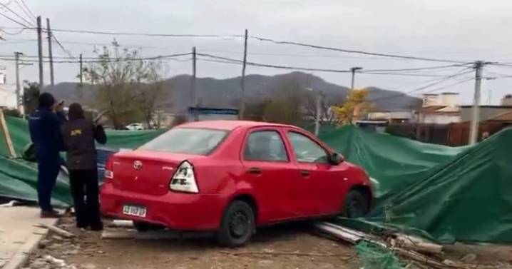 Choque en El Huaico: un auto terminó dentro de una obra y los vecinos piden frenar la alta velocidad