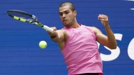 Alcaraz overcomes knee issue for third