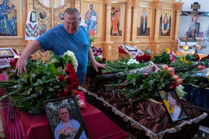 Familia y colegas lloran a querida maestra de Kiev fallecida en ataque ruso
