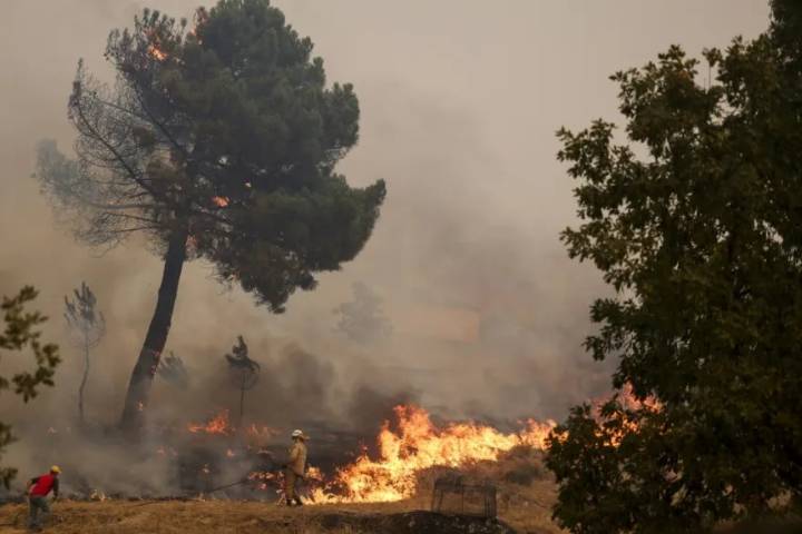 Ola de incendios al norte de Portugal suma su tercera víctima