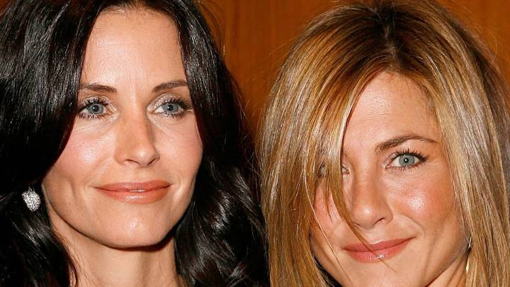 Jennifer Aniston and Courteney Cox stun in waterside photo