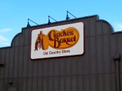 Cracker Barrel enfrenta consecuencias financieras por su rebranding