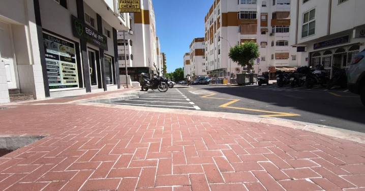 La modernización de la avenida Gamonal de Benalmádena mejora el alumbrado y la jardinería