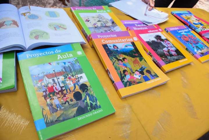 Distribuyen libros de texto gratuito; comentarios de Córdova «ahí están», aunque sin su nombre: SEP