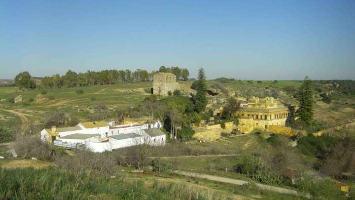 El enigmático despoblado de Sevilla que reúne dólmenes, torres medievales y un palacio señorial