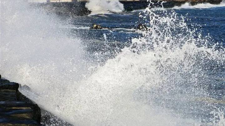 112 puertos de todo el litoral peruano se encuentran cerrados ante continuidad de oleajes de ligera a fuerte intensidad