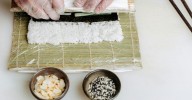 Cómo preparar sushi en casa: esta receta de maki roll invertido es más fácil de lo que crees