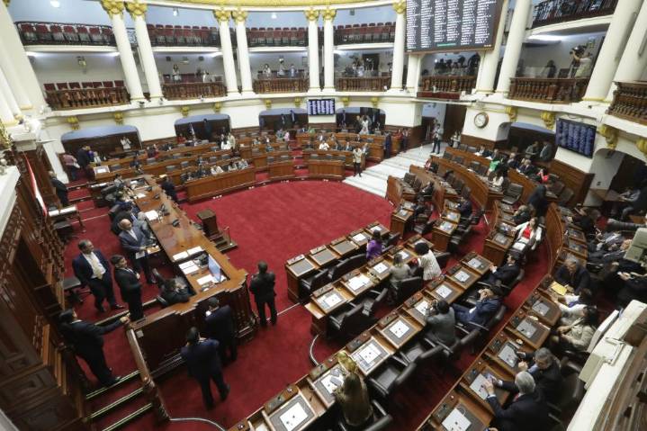Pleno aprueba ley que permite a los congresistas hacer campaña en semana de representación
